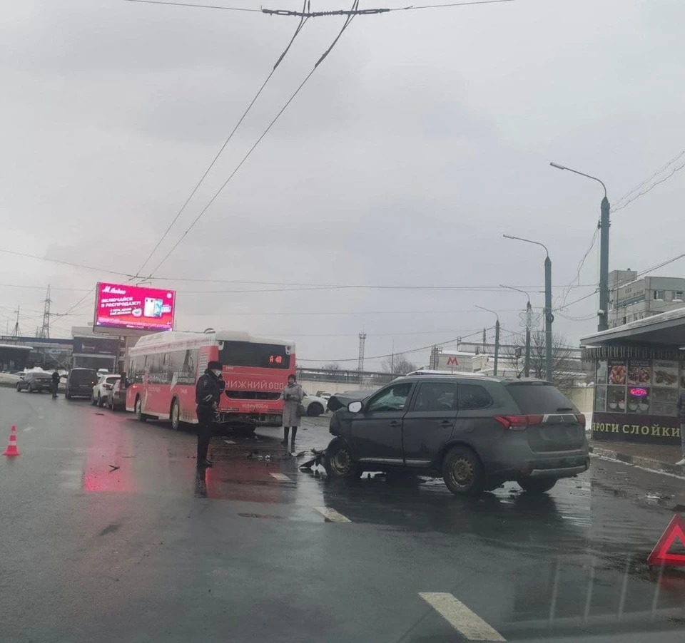 Видео столкновения внедорожника и автобуса в Нижнем Новгороде появилось в  сети - KP.RU