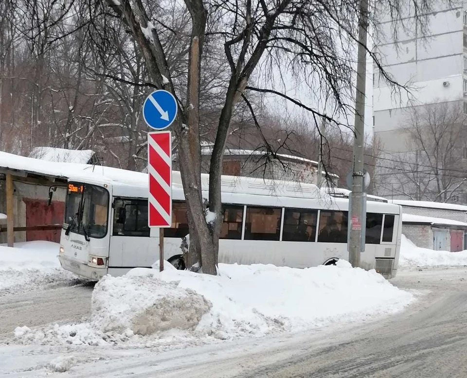 Автобусы не могут проехать до улицы Батайской из-за нечищеных дорог / Фото: СамараАвтоГаз