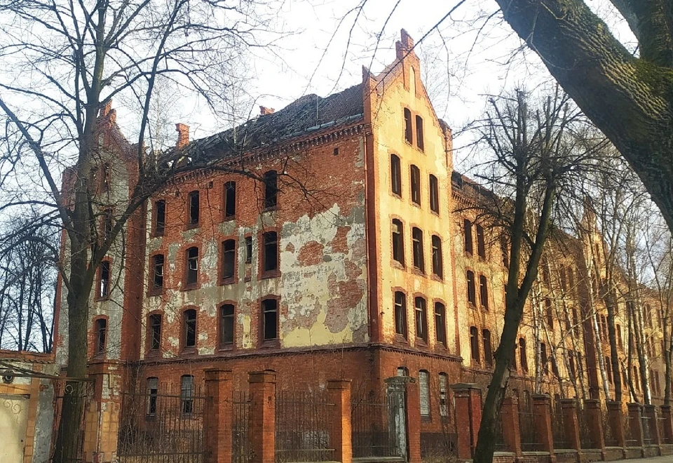 Судя по всему, уже скоро здание разберут на кирпичи.