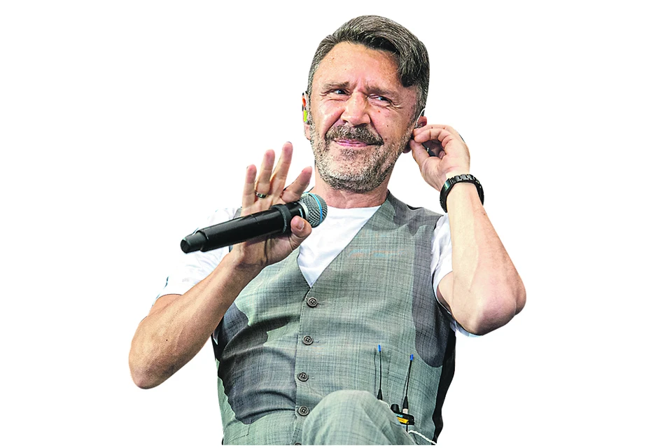 Ради хайпа Шнур и его команда привезли на площадку мусорные мешки.