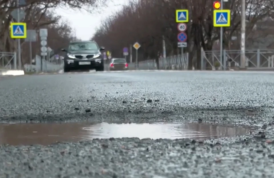 В городе недавно уложенный асфальт начат сходить вместе со снегом. Фото: скриншот из видео "Крым 24"