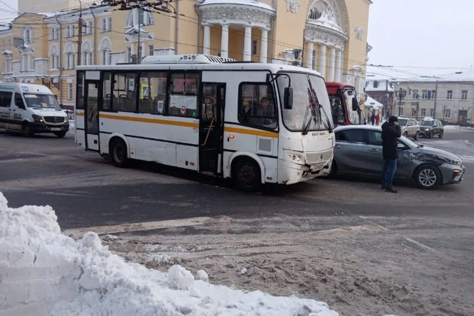 Маршрут 19 автобуса нижний. Автобус 19 Ярославль. ДТП Ярославль троллейбус. Троллейбус ДТП автобуса. Авария в Кузнечихе Ярославль.