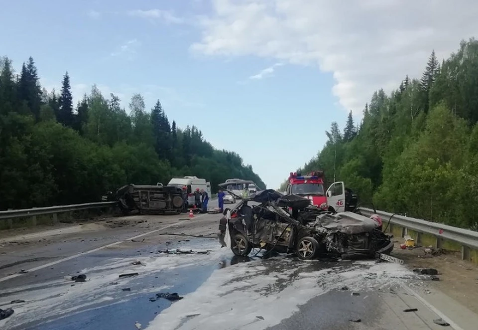 Водитель "ВАЗа" погиб на месте.