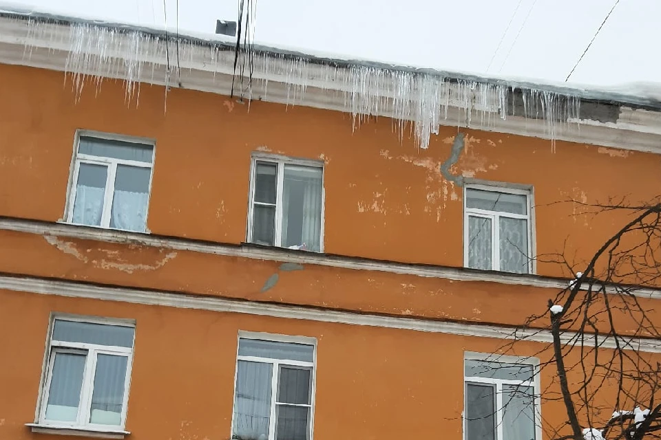 Жители дома на проспекте Победы жалуются на сосульки и грязь в подъездах. Фото: vk.com/chptver/Мария Яковлева