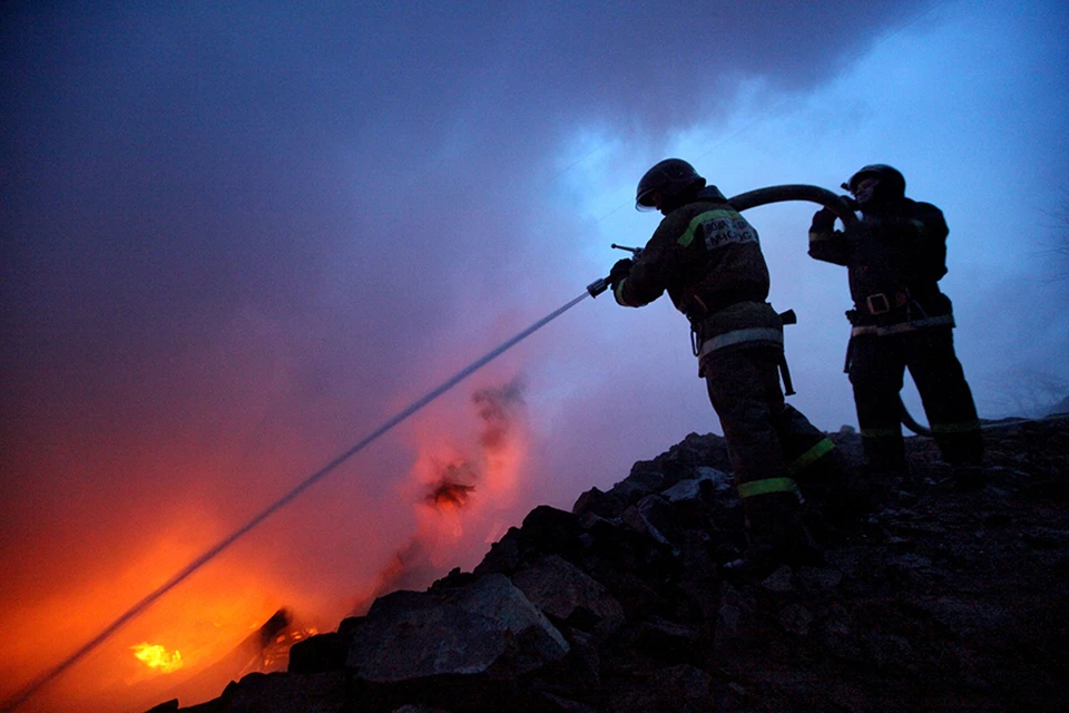 Огонь не переходил на жилые дома. Фото: пресс-служба МЧС по Приморью.