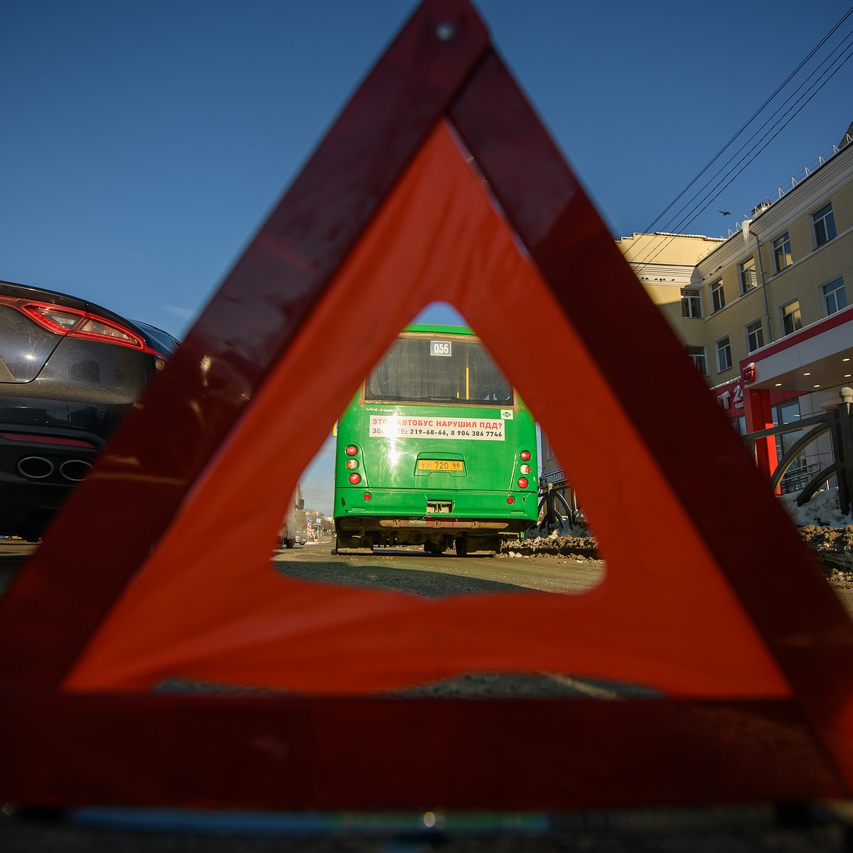 На пешеходном переходе в Омске водитель спас двух девушек от гибели,  подставив свой автомобиль под жесткий удар - KP.RU