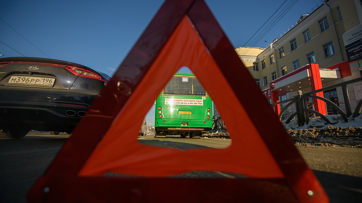 На пешеходном переходе в Омске водитель спас двух девушек от гибели,  подставив свой автомобиль под жесткий удар - KP.RU