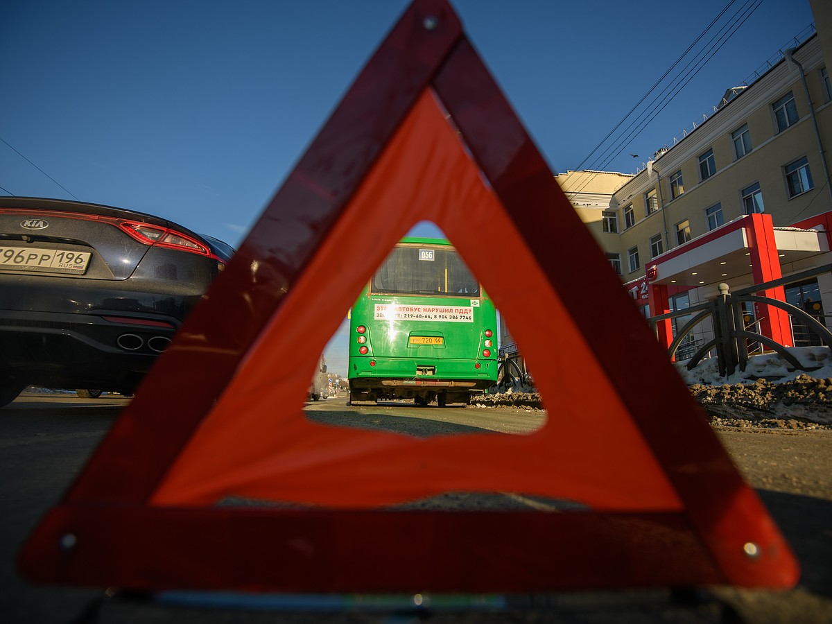 На пешеходном переходе в Омске водитель спас двух девушек от гибели,  подставив свой автомобиль под жесткий удар - KP.RU