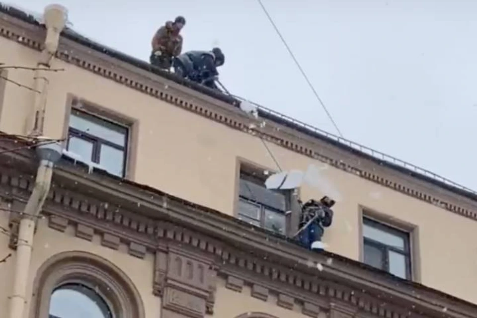 Коммунальщики сбросили льдины с крыш на машины в центре Петербурга