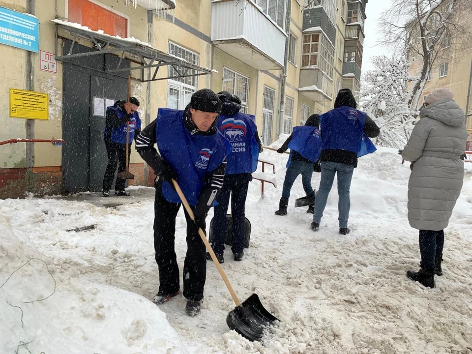 Депутаты расчищают дорогу к домам пожилых людей, социальным учреждениям и мемориалам