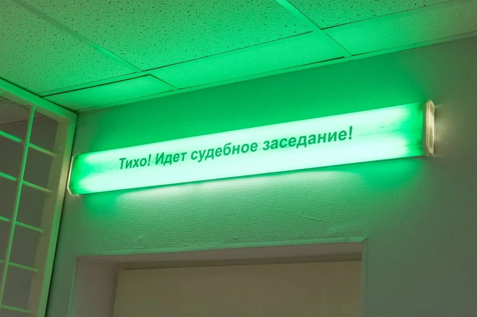 В Петербурге продлили срок задержания директора УК, напавшего на следователя во время обысков.