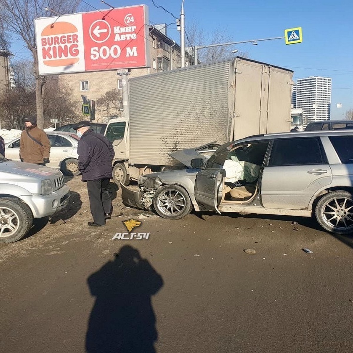 В Новосибирске на Немировича-Данченко столкнулись несколько машин - KP.RU