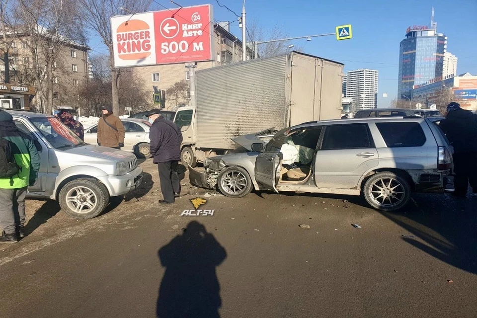 В Новосибирске на Немировича-Данченко столкнулись несколько машин. Фото: "АСТ-54".