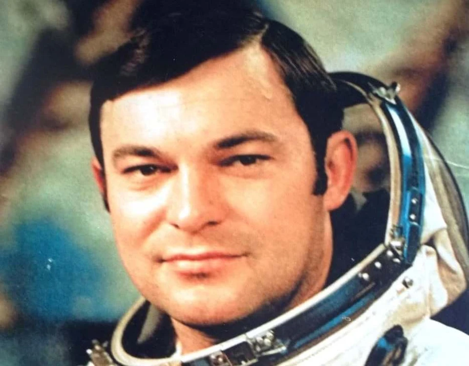 В 1987 году наш земляк Юрий Романенко провел на орбите 326 суток 11 часов 37 минут 59 секунд.