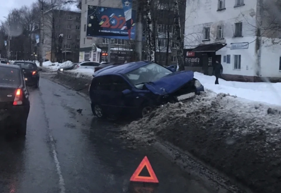 В Смоленске «Лада» слетела с дороги в сугроб. Фото: Светлана Сладковская.