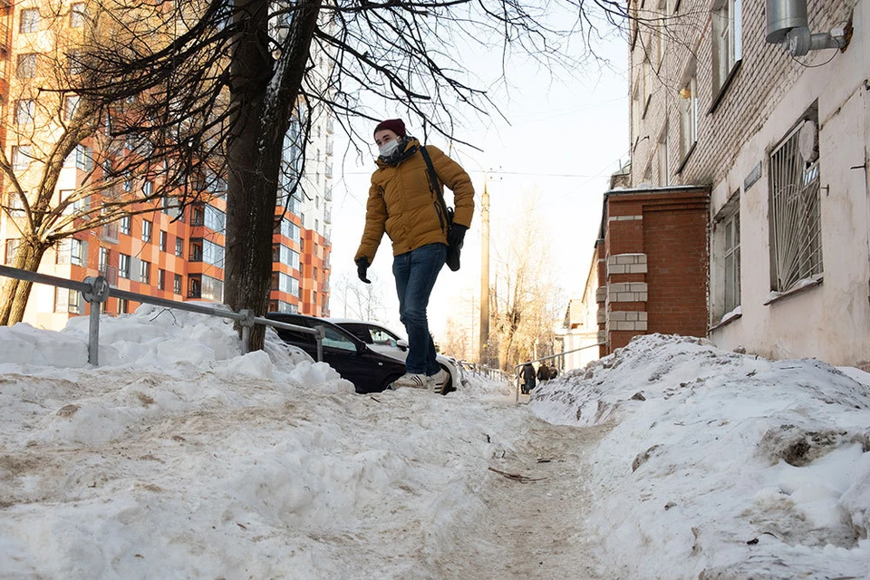 В эту зиму в Ижевске очень много снежной каши на дорогах и снежных гор