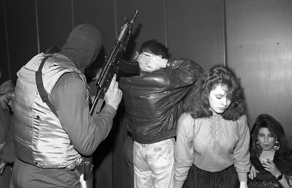 Бойцы московского ОМОНа производят задержание на дискотеке, 1993 год. Фото Александра Шогина /ИТАР-ТАСС/