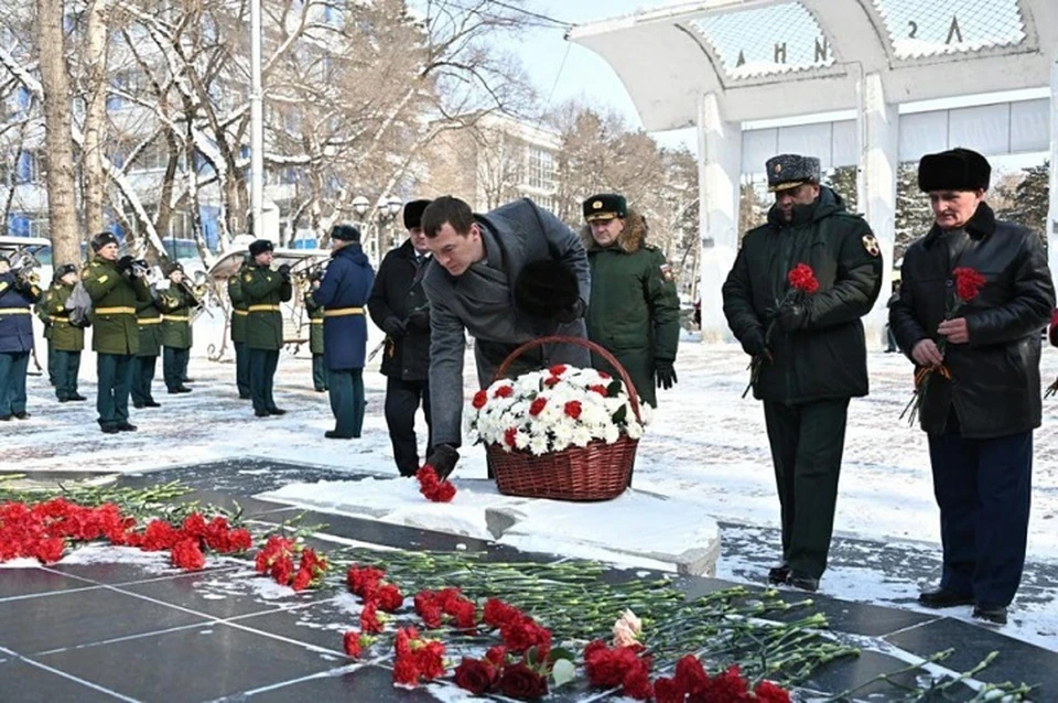Цветы к мемориалам возложил глава региона Михаил Дегтярев