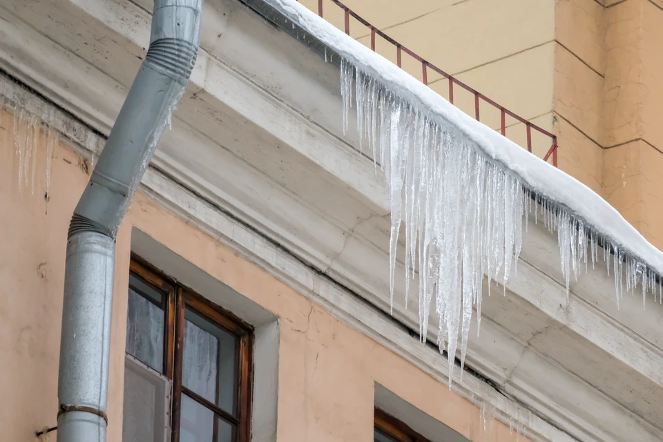 Сильные осадки в виде мокрого снега могут привести к сходу скоплений снега и льда с крыш зданий, предупреждают синоптики.