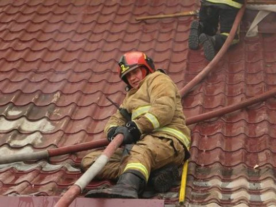 Пожарные обнаружили в доме двух погибших (Фото: ГИЧС).