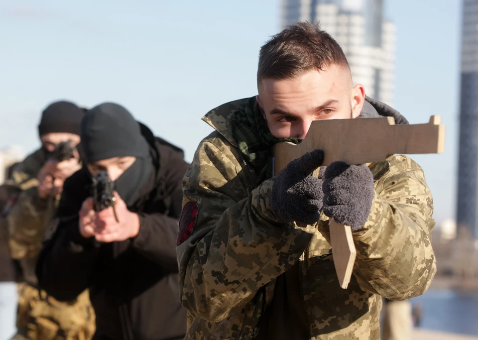 Учения украинских добровольцев под Киевом.