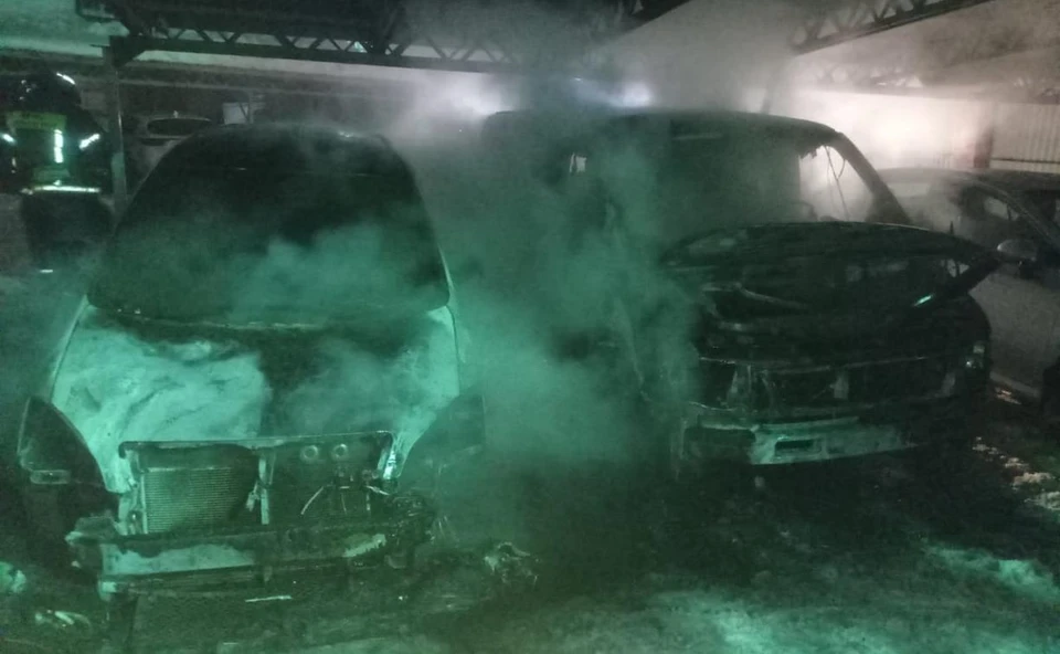 В Богородицке Тульской области на охраняемой стоянке подожгли два автомобиля