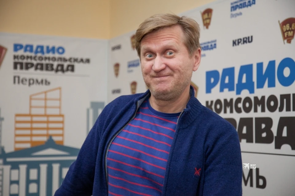 Андерй Рожков рассказал, что все подарки от зрителей и поклонников хранит в отдельном шкафу. Фото: Николай Оберемченко