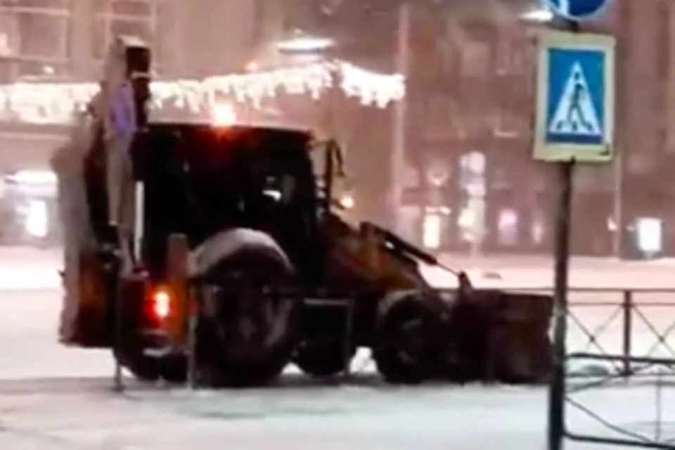 Тонированный трактор чистил снег в центре города. Фото: "АСТ-54"