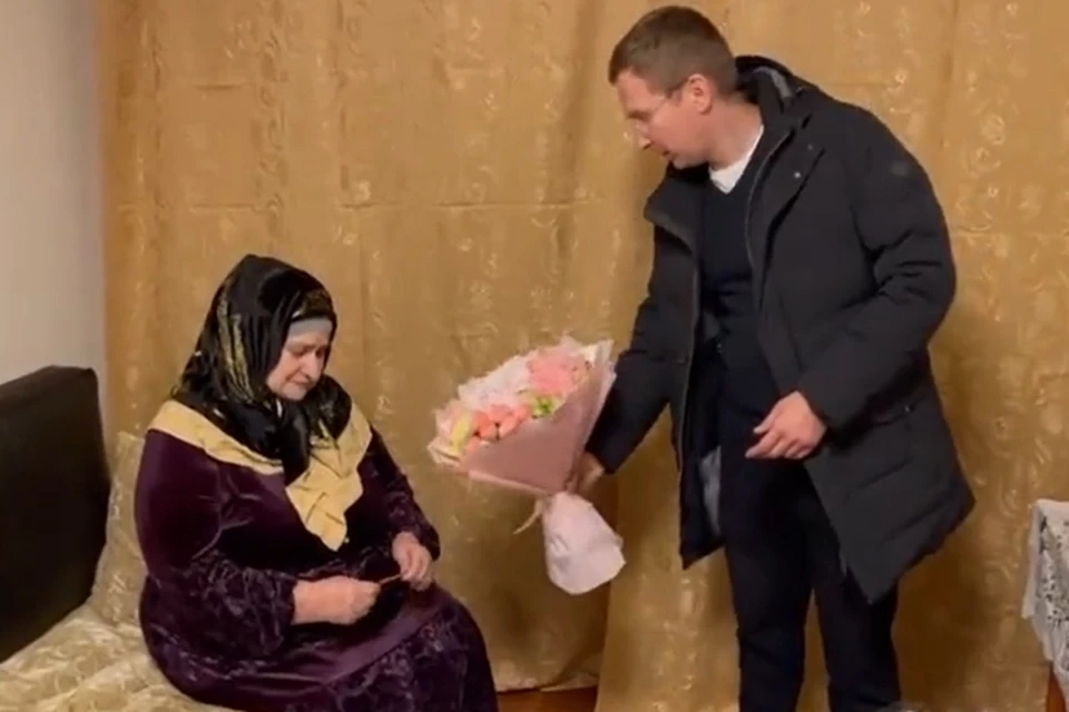 Депутат подарил пострадавшей женщине цветы и корзину с фруктами