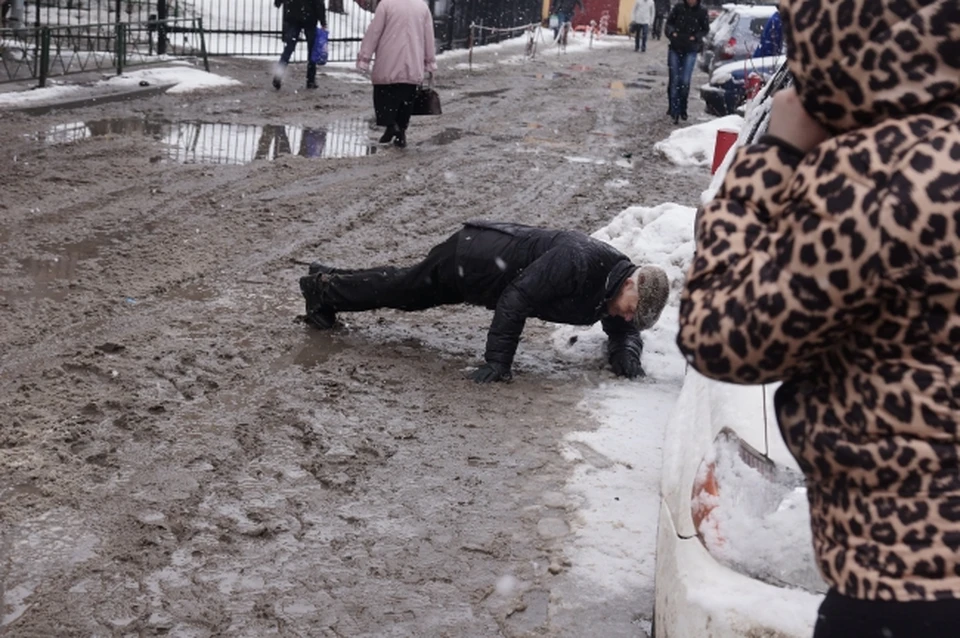 В Саратове восемь человек разбились, упав на льду
