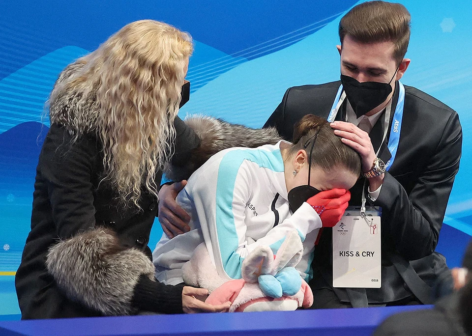 Тренеры Камилы Валиевой пытаются утешить фигуристку после неудачного проката произвольной программы.