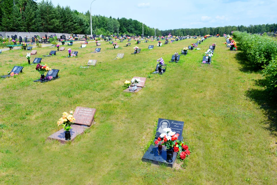 Белорусы все чаще отказываются от больших памятников и оград отдавая предпочтение газонным захоронениям. Такие участки сейчас есть на кладбищах "Лесное" и "Западное".