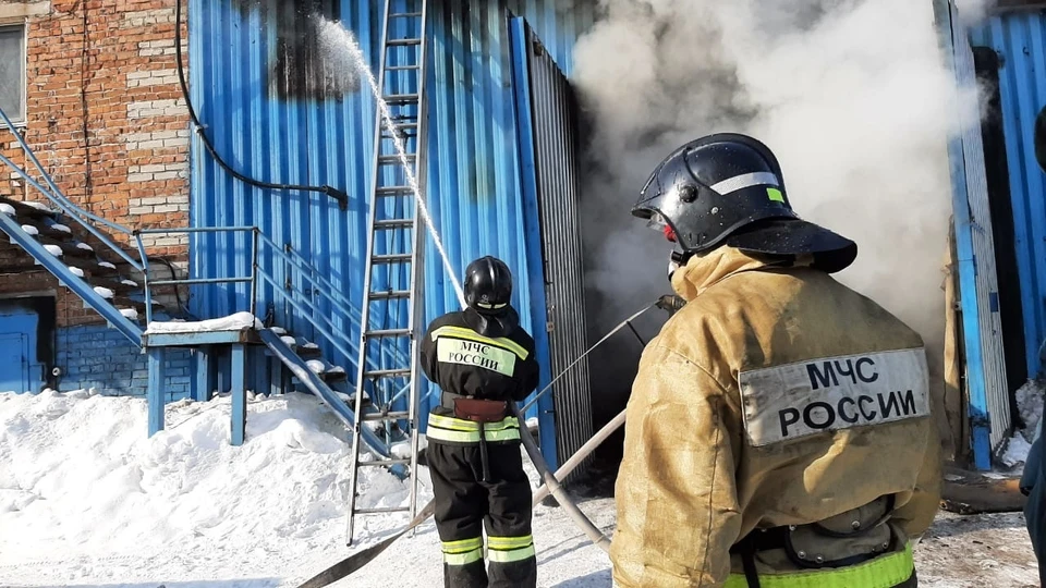 В Хабаровске произошел пожар на складе базы по деревообработке
