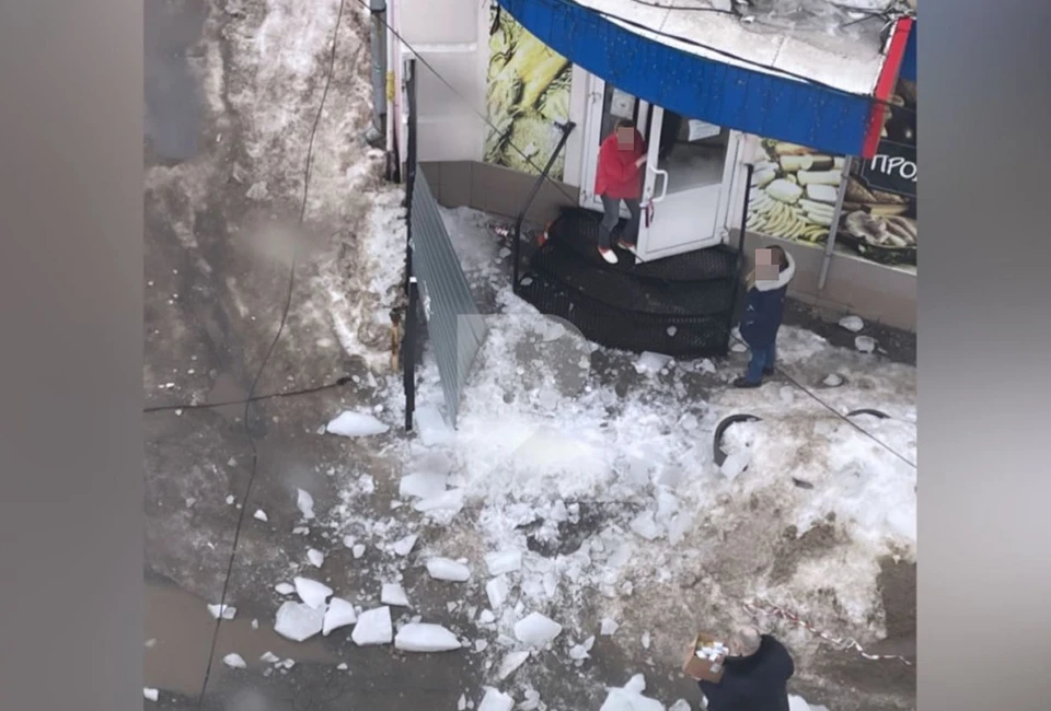 Ледяная глыба рухнула на крыльцо магазина в центре Рязани.
