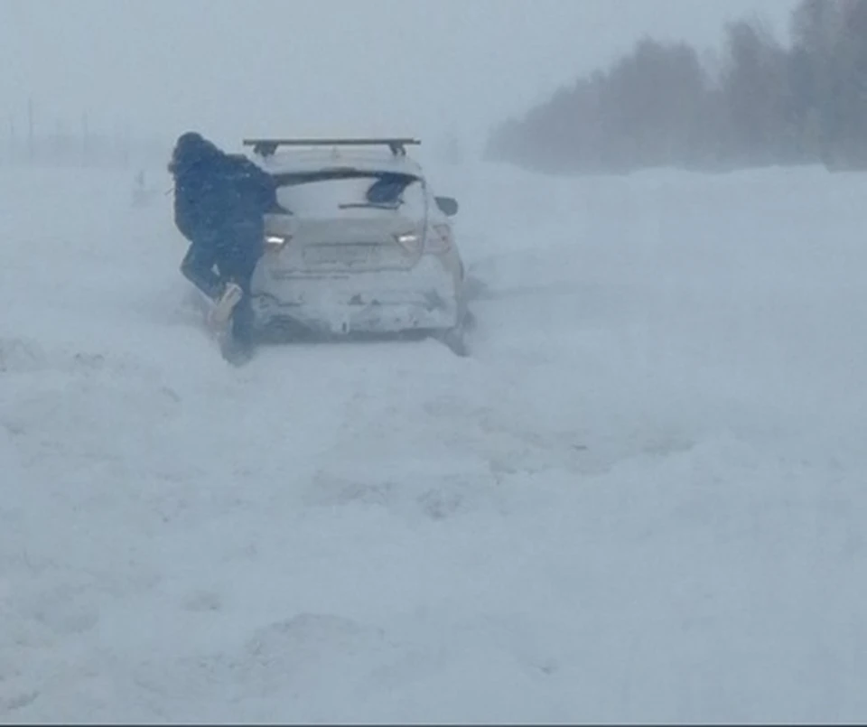 Водители пытаются выбраться из снежного плена. Фото: социальные сети