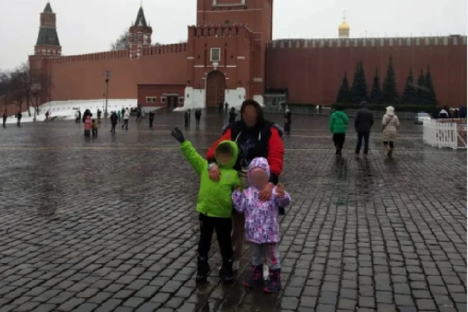 Вызволенная из рабства женщина прогулялась с детьми по Красной площади. Фото: Полномочного представительства Республики Бурятия при Президенте Российской Федерации