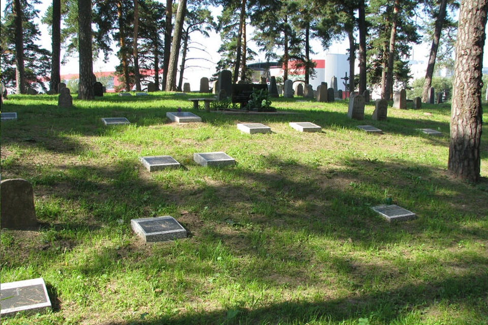 При реконструкции кладбища Крупцы на месте могил уже устанавливались небольшие памятные таблички. Фото: ritual-minsk.by