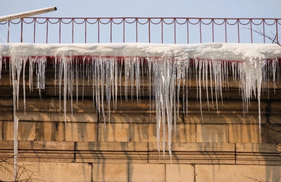 Глыба льда с крыши упала на 6-летнего ребенка в Нижнем Новгороде