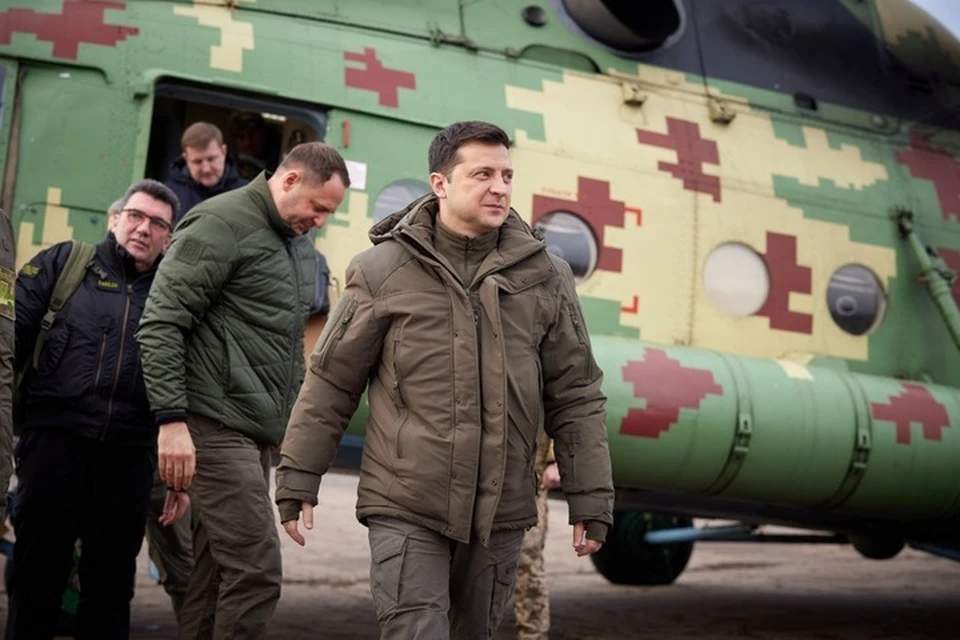 Данилов (слева) сопровождает президента Зеленского почти во всех поездках в Донбасс. Фото: ОПУ