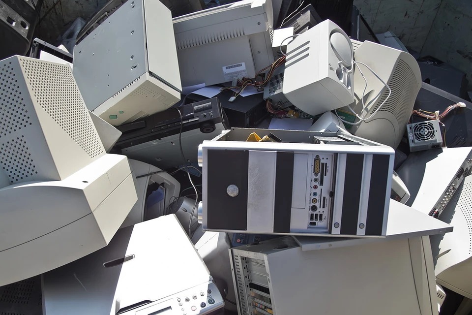 C 1 марта 2022 года вступает в силу приказ Минприроды, запрещающий выбрасывать в мусорные контейнеры бытовую технику, системные блоки, жесткие диски, платы и компьютеры.