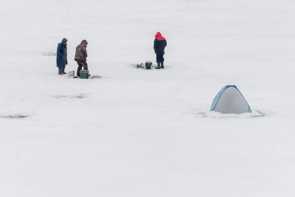 Трое рыбаков из Бурятии загадочно погибли в палатке на льду озера
