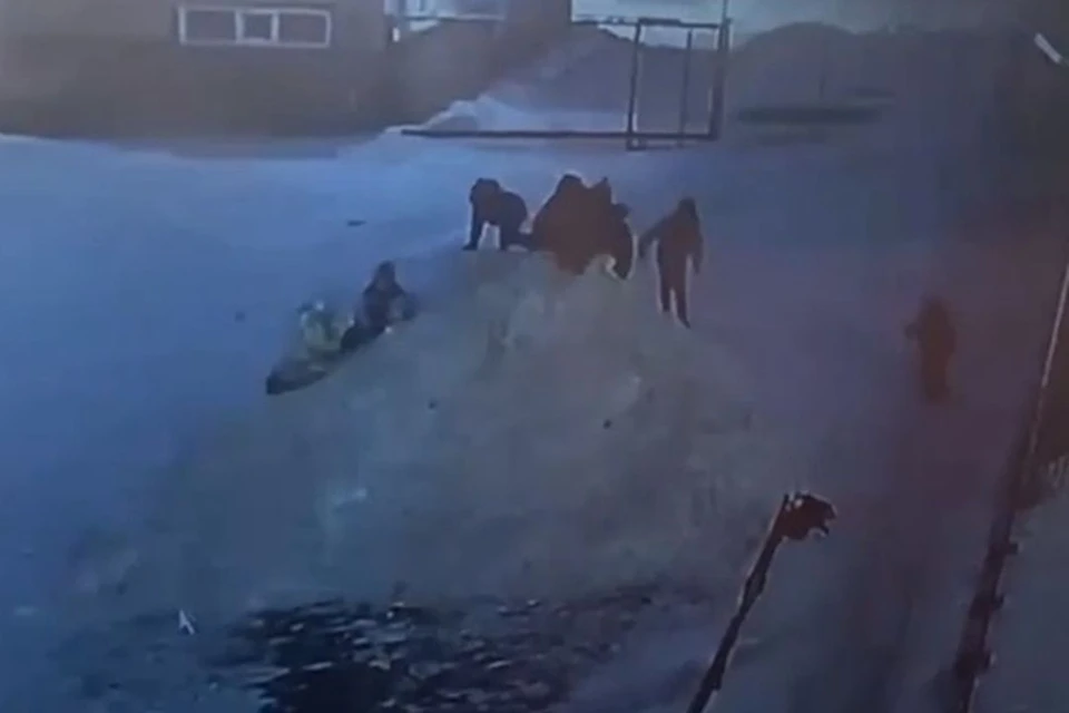 В Новосибирске школьница сломала позвоночник во время игры с друзьями на куче снега. Фото: Кадр из видео