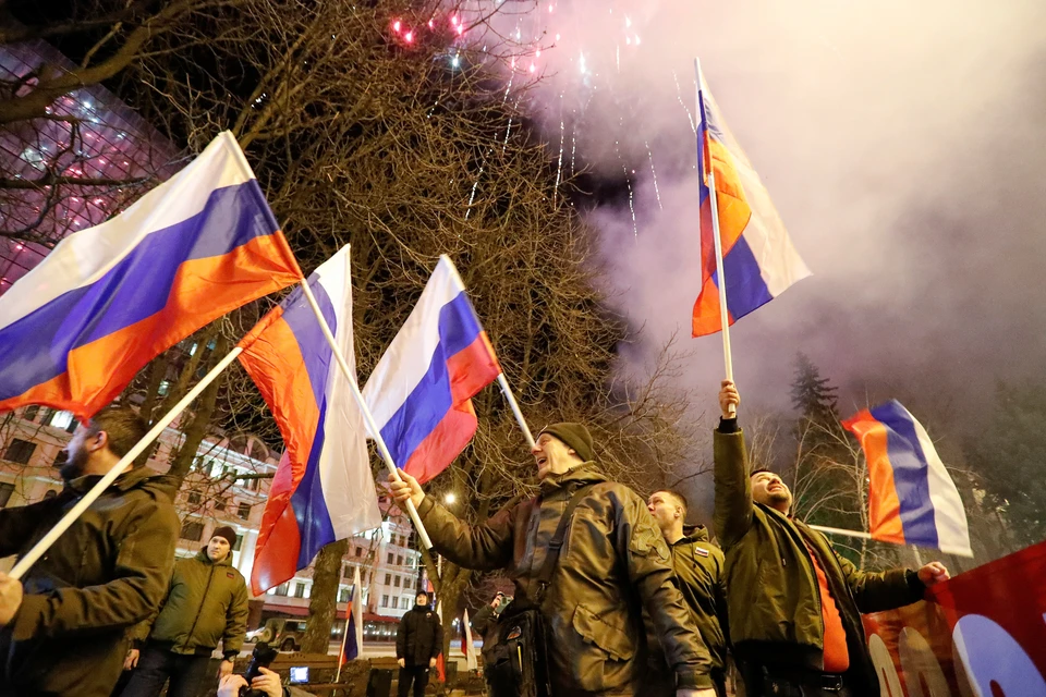 В Донецке празднуют признание ЛДНР Россией.