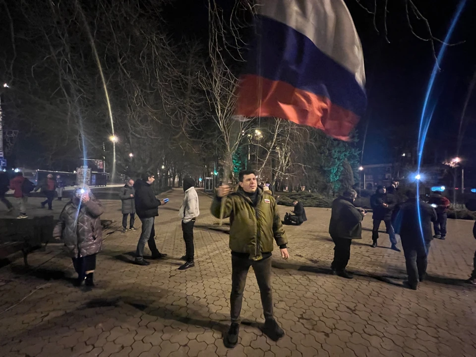 Жители Донецка празднуют признание Россией