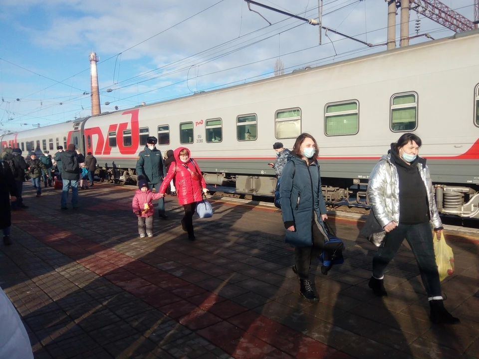 Утро 20 февраля. Воронеж. Только что прибыл первый поезд с беженцами.