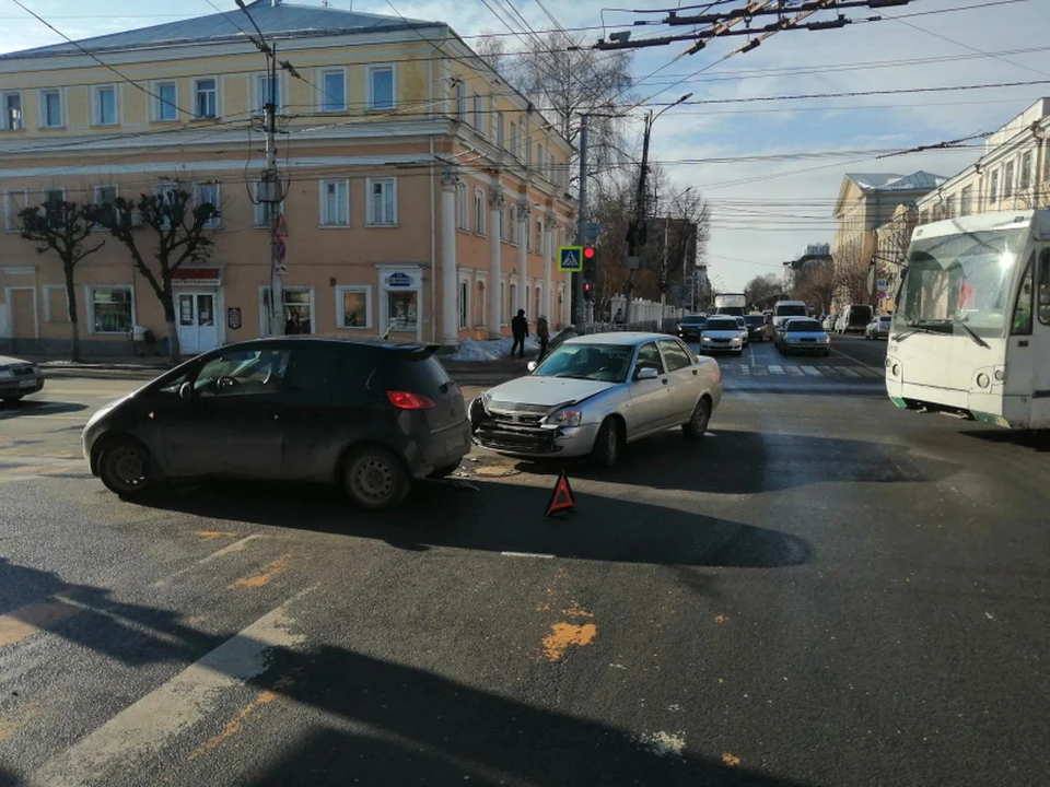 В Рязани на улице Ленина столкнулись Mitsubishi Colt и LADA Priora. Фото: пресс-служба УМВД по Рязанской области.