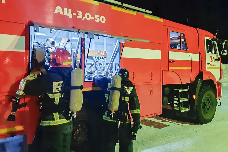 В тушении пожара участвовали 12 человек личного состава и 4 единицы техники. Фото: Пожарно-спасательная служба Мурманской области.