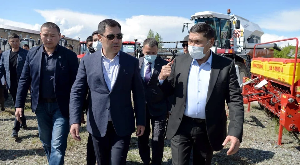 Садыр Жапаров пояснил, почему сейчас деньги не тратят на строительство новых заводов в Кыргызстане, а раздают фермерам