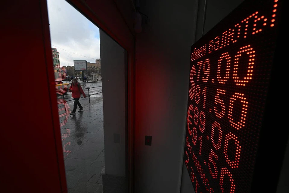 Больше половины респондентов верят, что рубль вскоре снова наберет силу