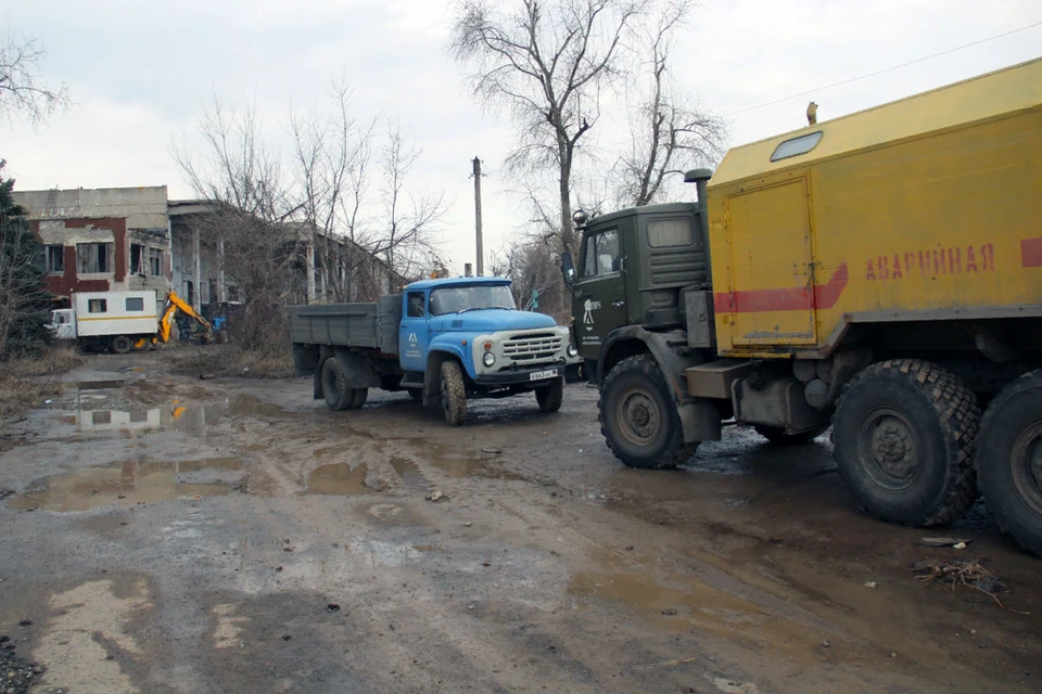Только в течение 22 февраля ремонтные бригады КП «Вода Донбасса» трижды были вынуждены останавливать проведение работ и укрываться в подвальном помещении. Фото: dnronline.su